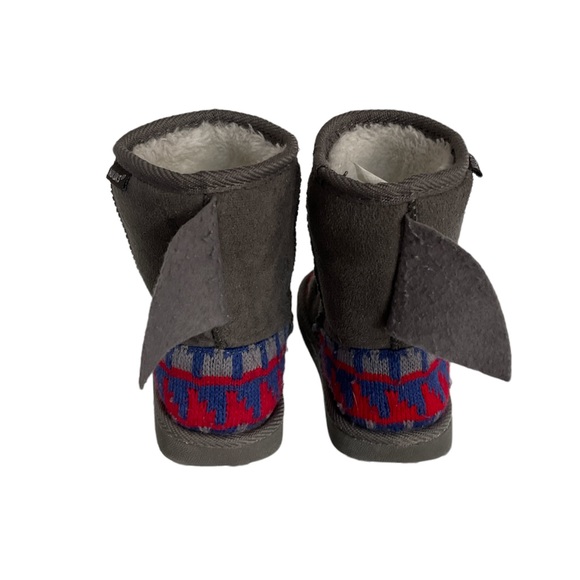 Muk Luks Gray Shark Boot size T9 GUC - Picture 2 of 5